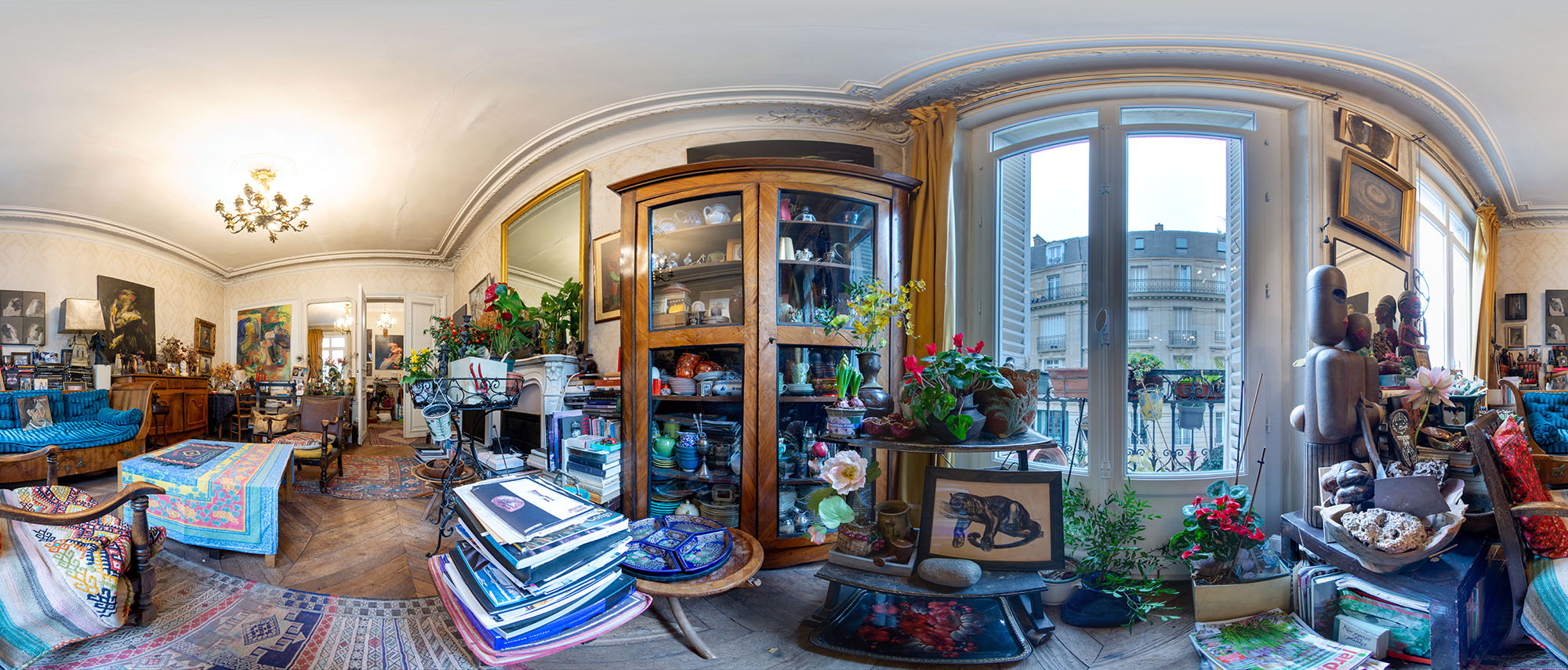 photo panoramique qui présente le salon de l'appartement parisien de Mimdi